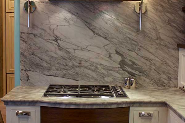 HonedWhiteCararraMarbleKitchen02_full02